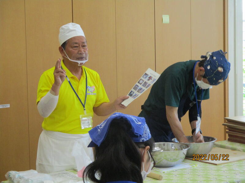 講師はうどんサポーターの皆様。コロナ禍で活動ができなかったので、久々にうどんを打つ方もいらしたようです。