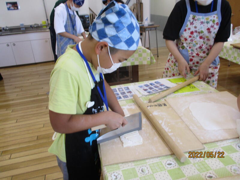 未就学児から高校生までのお子さんたちと保護者が一緒に体験しました。家族で声をかけ合い協力して、上手にできました！