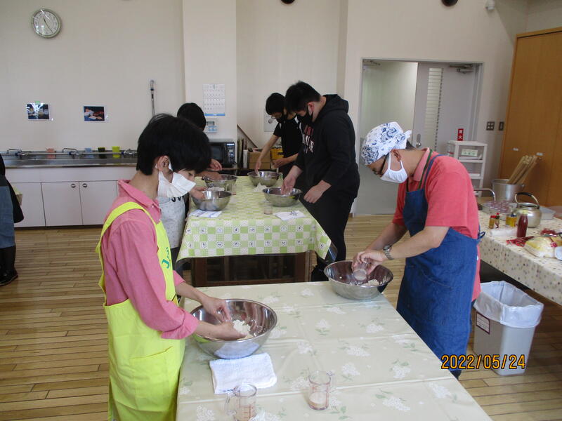 粉をこねて生地を作ります。さすが学生さんたちは上手です！