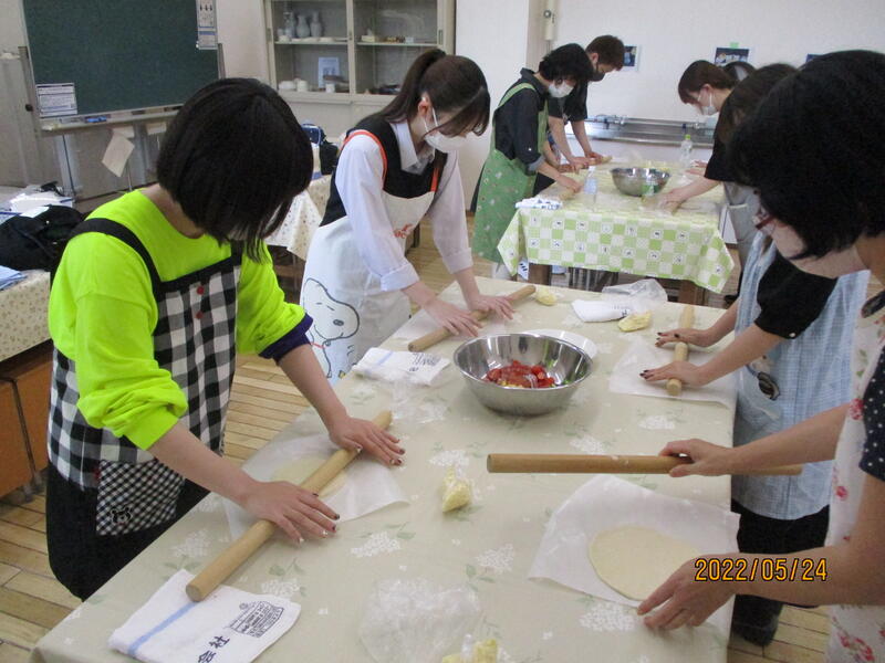 具材を切った後、麺棒でうすく生地をのばしていきます。